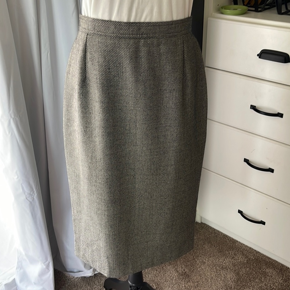 Gently worn Valentino Missy V 100%Lama wool bulk/ white skirt.Italian Size 46/12